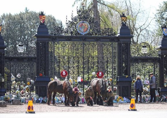 Hommage en l'honneur du prince Philip, duc d'Édimbourg devant les grilles de larésidence de la famille royale Sandringham House, Royaume Uni, le 17 avril 2021. © Imago/Panoramic/Bestimage