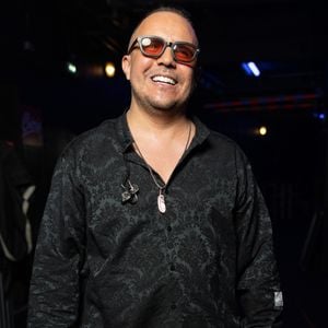 À l’époque, leur couple était très suivi par les médias et les paparazzis.
Faudel lors de la tournée des années 2000 "I Gotta Feeling" au Dôme de Paris le 13 mars 2026.
© Julien Sarkissian / Bestimage