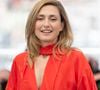 L’actrice Julie Gayet espère devenir grand-mère. Bien qu’elle ne le soit pas encore et qu’elle puisse ne jamais l’être, elle a accepté de s’adresser directement face caméra à sa possible future petite-fille. 

Julie Gayet - Photocall du jury de "L'Oeil d'Or" lors du 78ème Festival International du Film de Cannes
© Jacovides/Moreau/Bestimage