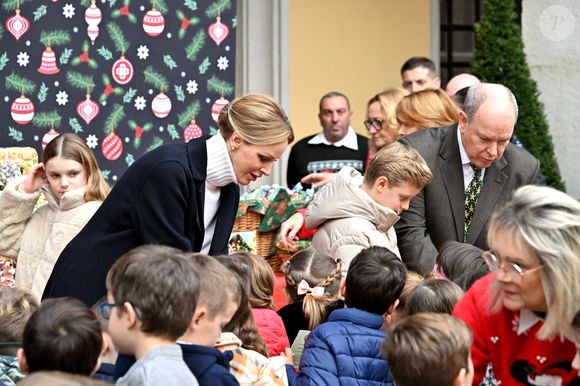 Chaque enfant âgé de 5 à 12 ans a été gâté.

Le prince Albert II de Monaco, la princesse Charlene et leurs enfants la princesse Gabriella et le prince héréditaire Jacques ont accueilli les enfants monégasque pour le traditionnel arbre de Noël du Palais à Monaco, le 17 décembre 2025. © Bruno Bebert/Bestimage