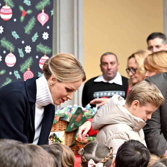 Chaque enfant âgé de 5 à 12 ans a été gâté.

Le prince Albert II de Monaco, la princesse Charlene et leurs enfants la princesse Gabriella et le prince héréditaire Jacques ont accueilli les enfants monégasque pour le traditionnel arbre de Noël du Palais à Monaco, le 17 décembre 2025. © Bruno Bebert/Bestimage