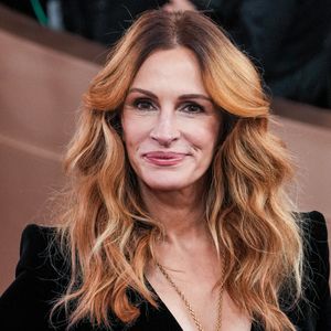 En effet, initialement, la star américaine devait porter une création de la maison Dior. 

Julia Roberts assiste à la 83e cérémonie des Golden Globes au Beverly Hilton à Beverly Hills, Los Angeles, Californie, États-Unis. Crédit photo : Sthanlee Mirador/PA Wire : Sthanlee Mirador/PA Wire