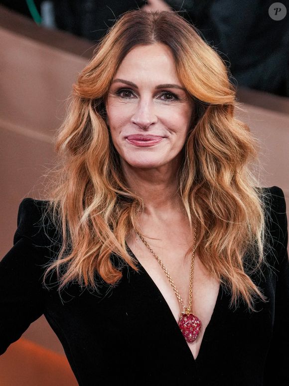 En effet, initialement, la star américaine devait porter une création de la maison Dior. 

Julia Roberts assiste à la 83e cérémonie des Golden Globes au Beverly Hilton à Beverly Hills, Los Angeles, Californie, États-Unis. Crédit photo : Sthanlee Mirador/PA Wire : Sthanlee Mirador/PA Wire