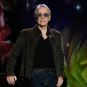 "Il est tombé dans le trou du tampon de la scène. Il va bien autrement il ne serait pas remonté, on lui a même dit que s’il voulait, il pouvait rentrer chez lui mais il a tenu à rester", a confié la productrice du spectacle, Anne Marcassus, après le concert. 

Exclusif - Alain Chamfort - Backstage - Enregistrement de l'émission "La Boîte à Secrets N°20" dans les studios de la Cité du Cinéma à Saint-Denis, présentée par F.Bollaert et diffusée le 10 janvier sur France 3
© Christophe Clovis / Bestimage