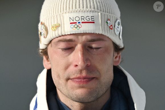 Le Norvégien Sturla Holm Lægreid a surpris tout le monde 

10 février 2026, Italie, Antholz : Olympia, Jeux Olympiques d'hiver Milan Cortina 2026, Biathlon, Individuel 20 km, Hommes, Sturla Holm Laegreid de Norvège réagit avec émotion lors de la cérémonie de remise des prix. La réaction émotionnelle de la Norvégienne est dédiée à l'athlète Sivert Guttorm Bakken, décédé en décembre. Photo : Hendrik Schmidt/DPA/ABACAPRESS.COM