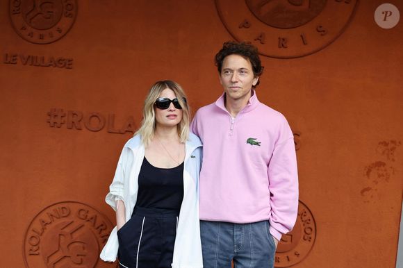 Mélanie Thierry et son compagnon, le chanteur Raphaël - Les célébrités au village lors des Internationaux de France de tennis de Roland Garros 2024 à Paris. Le 29 mai 2024. 
© Jacovides-Moreau / Bestimage