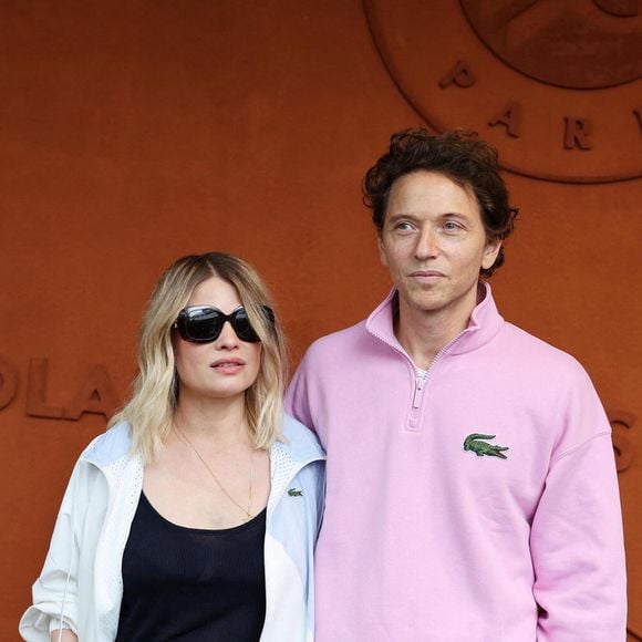 Mélanie Thierry et son compagnon, le chanteur Raphaël - Les célébrités au village lors des Internationaux de France de tennis de Roland Garros 2024 à Paris. Le 29 mai 2024. 
© Jacovides-Moreau / Bestimage