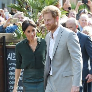 Un membre de l'entourage de Meghan Markle a quelque peu gaffé
Le prince Harry et Meghan Markle sont accueillis par des enfants lors de leur visite au Brighton Pavilion à Brighton Backgrid UK/ Bestimage