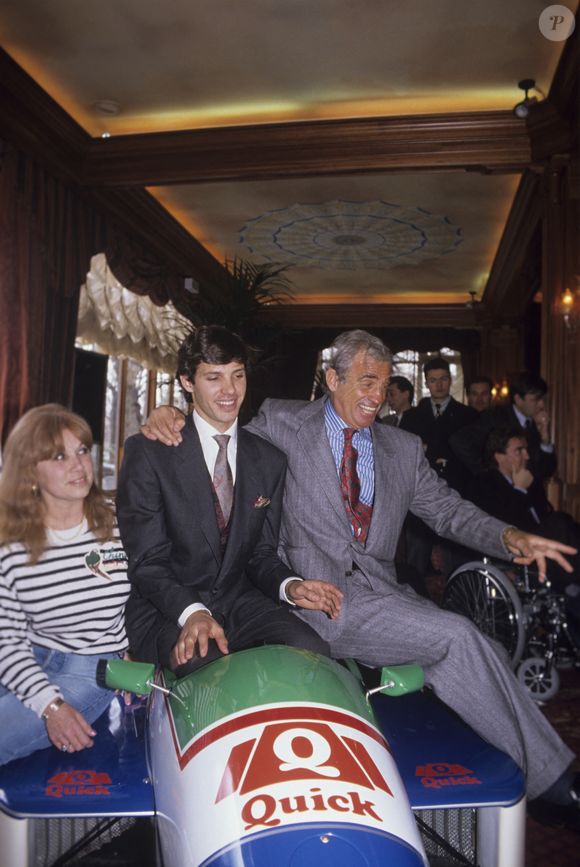 Archives - En France, à Paris, lors d'un cocktail pour la présentation de sa nouvelle voiture de course Reynard 89D de FORMULE 3000 : Paul Belmondo avec sa mère Élodie et son père Jean-Paul Belmondo

Photo : Bruno Schneider via Bestimage