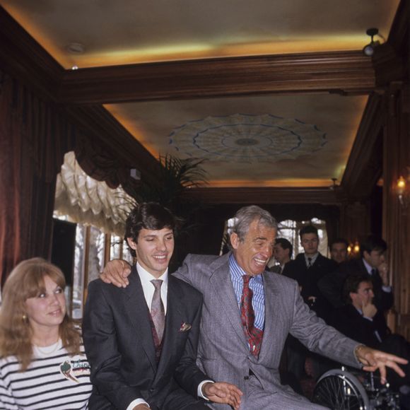 Archives - En France, à Paris, lors d'un cocktail pour la présentation de sa nouvelle voiture de course Reynard 89D de FORMULE 3000 : Paul Belmondo avec sa mère Élodie et son père Jean-Paul Belmondo

Photo : Bruno Schneider via Bestimage