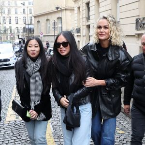 Jade, Joy et Laeticia Hallyday lors de l'inauguration d'une plaque commémorative en hommage à Johnny Hallyday devant l'immeuble où le chanteur français a grandi dans le 9ème arrondissement de Paris, France, le 22 décembre 2023. © Dominique Jacovides/Bestimage