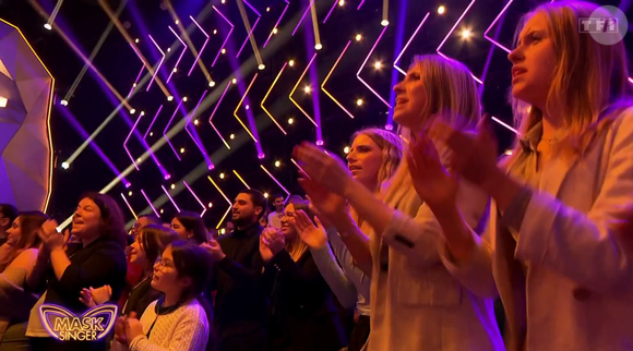 Ce serait Emmanuel Moire pour Elodie Poux. Et Garou pour Chantal Ladesou, qui pense toutefois elle aussi à Emmanuelle Moire. Il a été sauvé à l'issue de son premier passage.

Le Bison, Deuxième prime de "Mask Singer", capture d'écran TF1