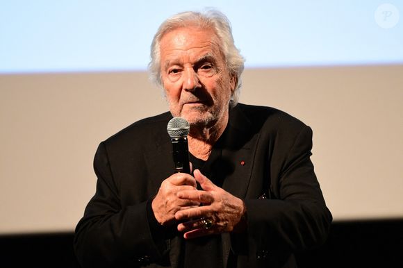 À l'époque, Pierre Arditi s'effondrait sur la scène du théâtre Édouard VII à Paris, en plein milieu de la pièce Lapin, dans laquelle il donnait la réplique à Muriel Robin. L'incident avait eu lieu seulement 20 minutes après le début du spectacle.

Pierre Arditi - Festival Lumière à Lyon le 13 octobre 2025. © Romain Doucelin/Bestimage