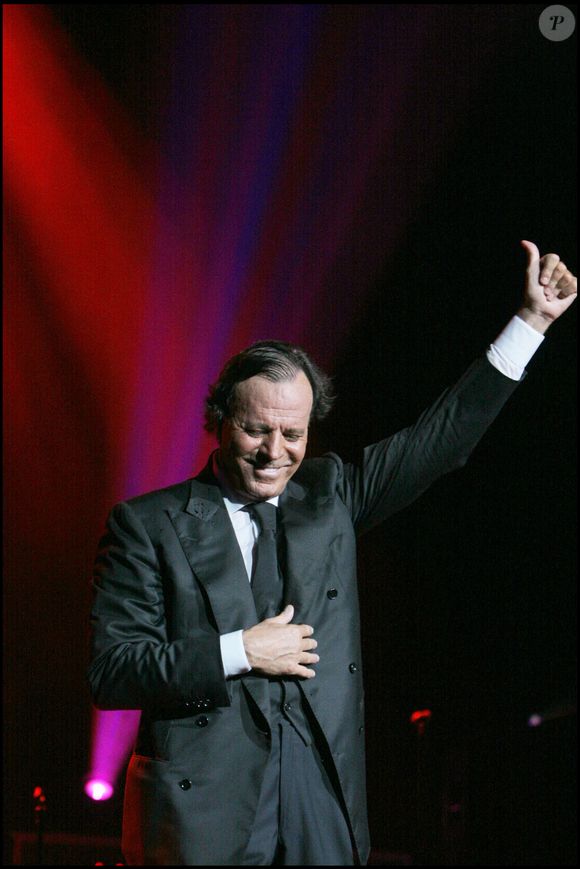 Julio Iglesias à l'Olympia. COADIC GUIREC / BESTIMAGE