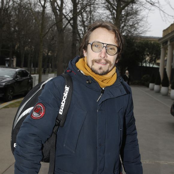 Son fils, petit comme lui à son âge, a récemment vécu une situation humiliante au cinéma.
On lui a demandé ses papiers pour voir Demon Slayer, et l’affaire a fini par l’intervention de la sécurité.

Exclusif - Lorant Deutsch - Arrivée à l'enregistrement de l'émission "Vivement dimanche" au studio Gabriel, diffusée le 27 février 2022. Paris. Le 26 janvier 2022.

Agence / Bestimage