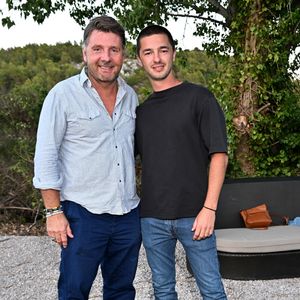 Exclusif - Philippe Lellouche et son fils Sam durant la soirée d'ouverture de la 1ère édition du festival Les Théâtrales d’Eze en plein air à l'oppidum du Col d'Eze avec la pièce "Le jeu de la Vérité", le 5 août 2023. © Bruno Bebert / Bestimage
