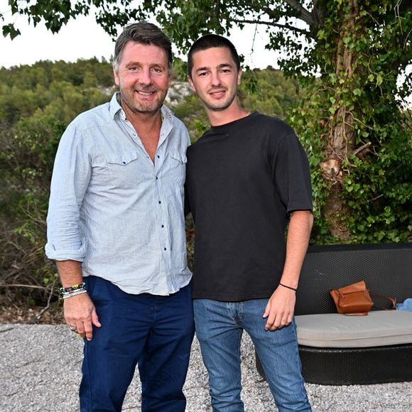 Exclusif - Philippe Lellouche et son fils Sam durant la soirée d'ouverture de la 1ère édition du festival Les Théâtrales d’Eze en plein air à l'oppidum du Col d'Eze avec la pièce "Le jeu de la Vérité", le 5 août 2023. © Bruno Bebert / Bestimage