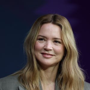 Dans les pages de "Marie Claire", l’actrice du film "20 ans d’écart" a laissé transparaître l'attachement profond qu’elle porte à cette constellation familiale. 

Virginie Efira lors d'une conversation avec V.Efira et C.Mastroianni dans le cadre de la 22ème édition du Festival International du Film de Marrakech, Maroc, le 30 novembre 2025. © Dominique Jacovides/Bestimage