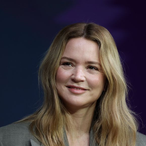 Dans les pages de "Marie Claire", l’actrice du film "20 ans d’écart" a laissé transparaître l'attachement profond qu’elle porte à cette constellation familiale. 

Virginie Efira lors d'une conversation avec V.Efira et C.Mastroianni dans le cadre de la 22ème édition du Festival International du Film de Marrakech, Maroc, le 30 novembre 2025. © Dominique Jacovides/Bestimage