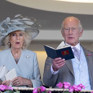 L'événement hippique d'Ascot en Angleterre s'est ouvert. 
Le roi Charles III d'Angleterre III, la reine Camilla (Camilla Parker Bowles, reine consort d'Angleterre), courses hippiques royales Royal Ascot, à Ascot, Royaume-Uni.
©Dana Press / Bestimage