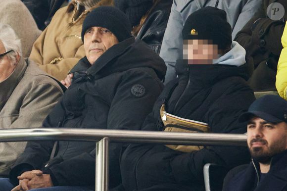 Julien Clerc et son fils Léonard dans les tribunes lors du match de Ligue Des Champions 2024-2025 (LDC) "PSG - Brest (7-0)" au Parc Des Princes, le 19 février 2025.
© Cyril Moreau/Bestimage