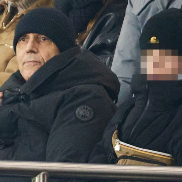 Julien Clerc et son fils Léonard dans les tribunes lors du match de Ligue Des Champions 2024-2025 (LDC) "PSG - Brest (7-0)" au Parc Des Princes, le 19 février 2025.
© Cyril Moreau/Bestimage