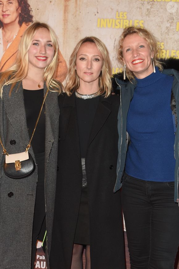 Et en profite pour faire une dédicace à sa soeur Alexandra Lamy.

Alexandra Lamy avec sa fille Chloe Jouannet et sa soeur Audrey Lamy - Avant-première du film "Les Invisibles" au cinéma Gaumont Opéra à Paris, le 7 janvier 2019. © Coadic Guirec/Bestimage