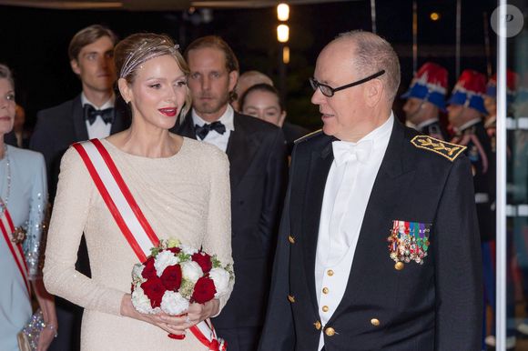 La princesse Charlène de Monaco, Andrea Casiraghi, Le prince Albert II de Monaco - La famille princière de Monaco arrive au gala "Bonsoir Monte-Carlo - Grande revue - Josephine Baker" à l'opéra de Monte-Carlo à l'occasion de la fête nationale le 19 novembre 2025.

© Olivier Huitel / Pool Monaco / Bestimage