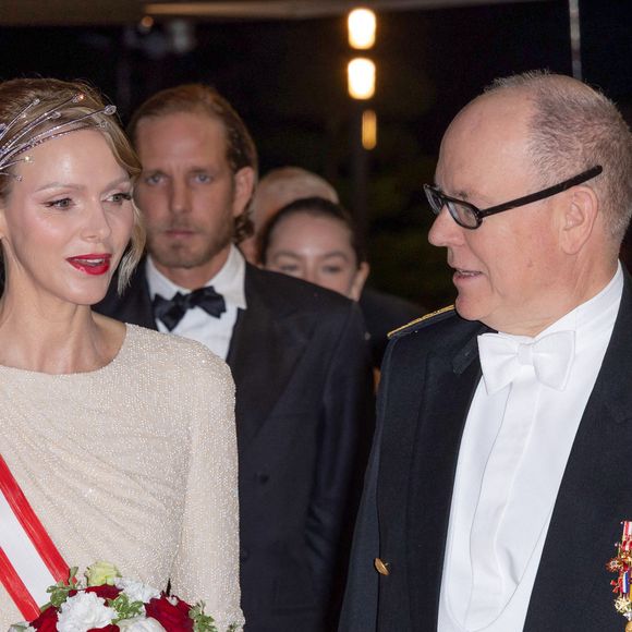 La princesse Charlène de Monaco, Andrea Casiraghi, Le prince Albert II de Monaco - La famille princière de Monaco arrive au gala "Bonsoir Monte-Carlo - Grande revue - Josephine Baker" à l'opéra de Monte-Carlo à l'occasion de la fête nationale le 19 novembre 2025.

© Olivier Huitel / Pool Monaco / Bestimage