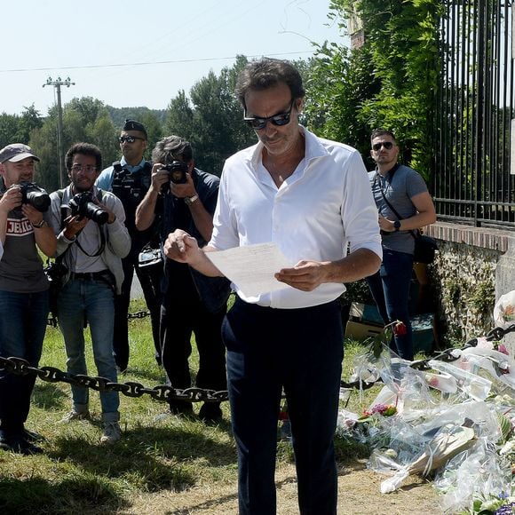 Anthony Delon et son demi-frère Alain-Fabien découvrent les hommages devant les grilles de la propriété de Douchy, quelques heures avant les obsèques de leur père, A.Delon, le 24 août 2024. © Agence / Bestimage.