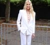 Pour sublimer son allure, l'ex-supermodel a misé sur une manucure et une pédicure d'une grande sobriété.

Claudia Schiffer au défilé Chloé "Collection Femme Prêt-à-Porter Printemps/Eté 2027" lors de la Fashion Week de Paris, le 1er octobre 2026. 

© Denis Guignebourg / Bestimage