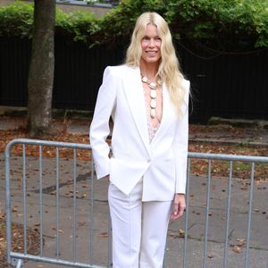 Pour sublimer son allure, l'ex-supermodel a misé sur une manucure et une pédicure d'une grande sobriété.
Claudia Schiffer au défilé Chloé "Collection Femme Prêt-à-Porter Printemps/Eté 2027" lors de la Fashion Week de Paris, le 1er octobre 2026.
© Denis Guignebourg / Bestimage