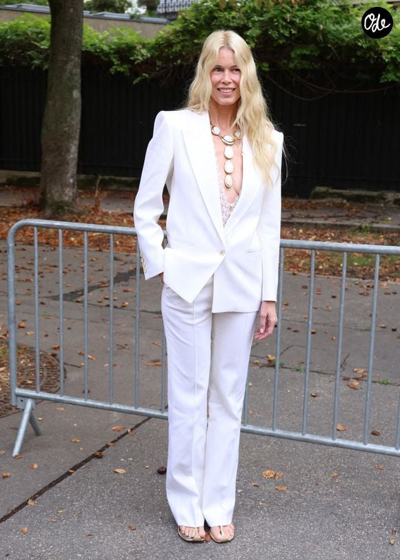 Pour sublimer son allure, l'ex-supermodel a misé sur une manucure et une pédicure d'une grande sobriété.

Claudia Schiffer au défilé Chloé "Collection Femme Prêt-à-Porter Printemps/Eté 2027" lors de la Fashion Week de Paris, le 1er octobre 2026. 

© Denis Guignebourg / Bestimage