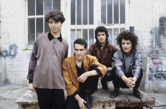 Archives - En France, lors du tournage du vidéoclip du groupe Indochine, Dominik Nicolas, Dimitri Bodianski, Nicola Sirkis et Stéphane Sirkis. 1986
© Bernard Leguay via Bestimage