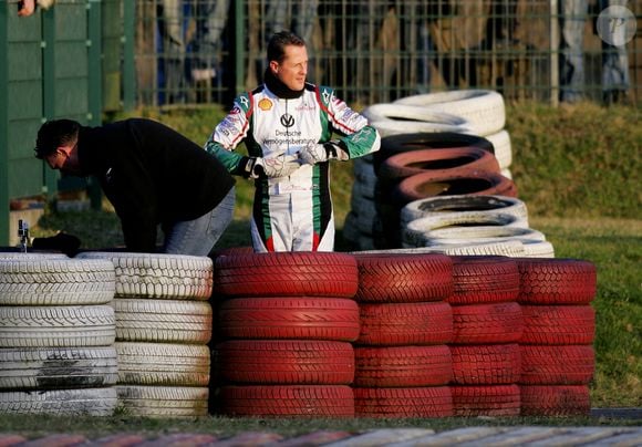 Michael Schumacher (à droite) après avoir abandonné pour des raisons techniques lors de l'échauffement de la course de voiturettes de la Winter Cup organisée par le Kart-Club à Kerpen, en Allemagne, le 13 décembre 2009. Photo by Felix Heyder/DPA/Cameleon/ABACAPRESS.COM