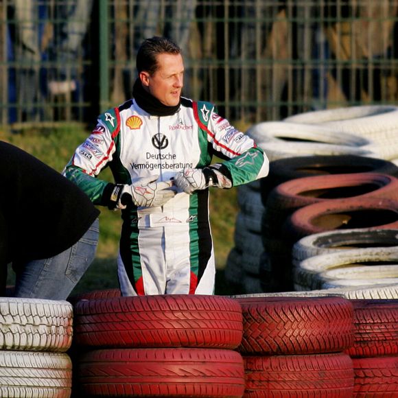 Michael Schumacher (à droite) après avoir abandonné pour des raisons techniques lors de l'échauffement de la course de voiturettes de la Winter Cup organisée par le Kart-Club à Kerpen, en Allemagne, le 13 décembre 2009. Photo by Felix Heyder/DPA/Cameleon/ABACAPRESS.COM