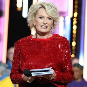 Il s'agit d'une marinière en cachemire blanche et rose.

Sophie Davant - Les personnalités se mobilisent lors de la 37ème édition du Téléthon sur le plateau de France 2, avec pour parrain Vianney. © Coadic Guirec / Bestimage