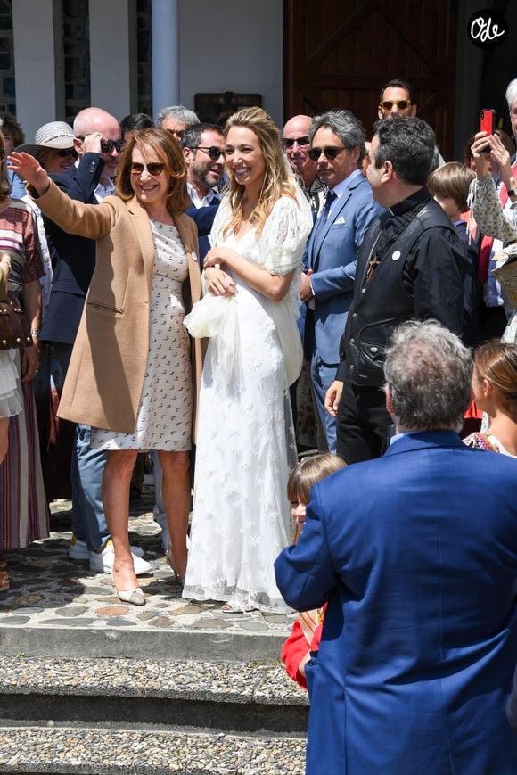 Nathalie Baye - Mariage de Laura Smet et Raphaël Lancrey-Javal à l'église Notre-Dame des Flots au Cap-Ferret le jour de l'anniversaire de son père Johnny Hallyday le 15 juin 2019. © Agence / Bestimage