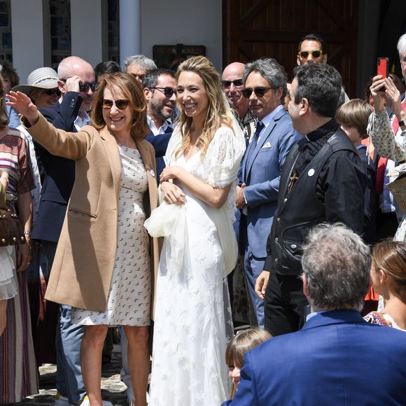 Nathalie Baye - Mariage de Laura Smet et Raphaël Lancrey-Javal à l'église Notre-Dame des Flots au Cap-Ferret le jour de l'anniversaire de son père Johnny Hallyday le 15 juin 2019. © Agence / Bestimage