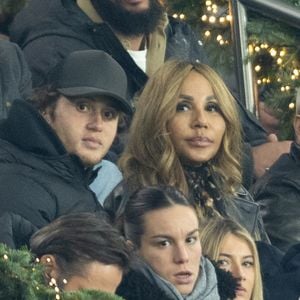 Cathy Guetta et son fils Tim Elvis Guetta, Loïs Boisson - Célébrités dans les tribunes lors du match de Ligue des Champions entre le Paris Saint Germain contre Tottenham Hotspur Football Club (5-3) au Parc des Princes à Paris le 26 novembre 2025. © Cyril Moreau/Bestimage