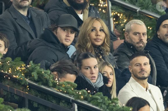 Cathy Guetta et son fils Tim Elvis Guetta, Loïs Boisson - Célébrités dans les tribunes lors du match de Ligue des Champions entre le Paris Saint Germain contre Tottenham Hotspur Football Club (5-3) au Parc des Princes à Paris le 26 novembre 2025. © Cyril Moreau/Bestimage