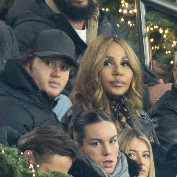 Cathy Guetta et son fils Tim Elvis Guetta, Loïs Boisson - Célébrités dans les tribunes lors du match de Ligue des Champions entre le Paris Saint Germain contre Tottenham Hotspur Football Club (5-3) au Parc des Princes à Paris le 26 novembre 2025. © Cyril Moreau/Bestimage