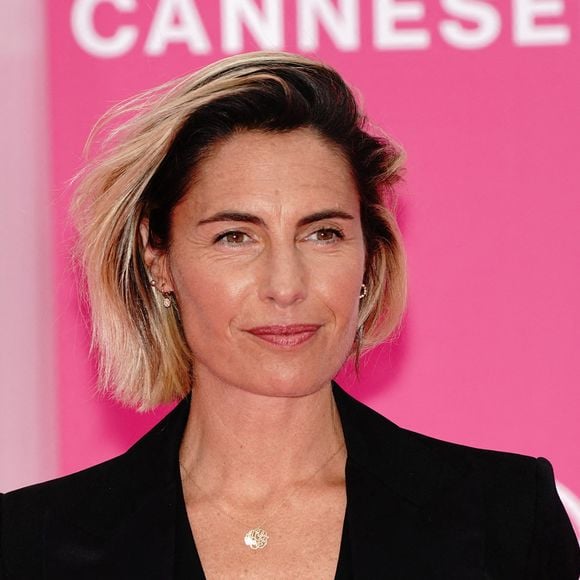 "Même si ça s’est banalisé, ça reste traumatisant, c’est dur un divorce.", a-t-elle confié...

Alessandra Sublet - Arrivées au photocall de la cérémonie de clôture sur le pink carpet de la 5ème édition du Festival International Canneseries à Cannes le 6 avril 2022.

© Norbert Scanella / Panoramic / Bestimage