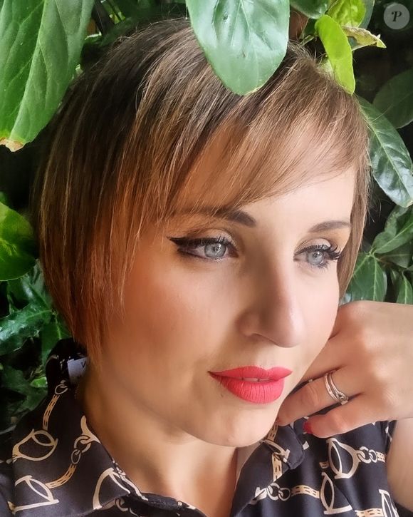 Alors qu'elle discutait du cyber harcèlement en ligne, elle a remarqué qu'Alexandre se touchait et caressait frénétiquement la barbe.

Amandine Pelissard sur Instagram.