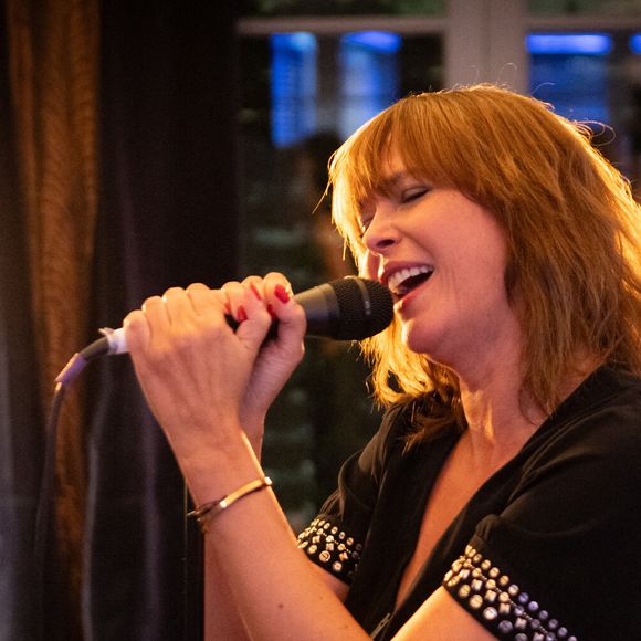 Sandrine Quetier se produit lors du Pop Up à La Belle Juliette, le 4 octobre 2024, à Paris. Photo par Laurent Zabulon/ABACAPRESS.COM