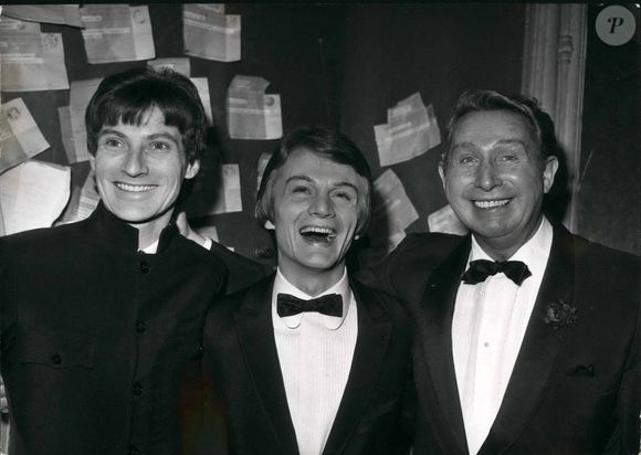 Dec. 12, 1966. Claude François (au centre) dans sa loge entre Charles Trenet (à droite) et Hugues Auffray. Photo par Keystone Press Agency/Keystone USA via ZUMAPRESS.com /ABACAPRESS.COM