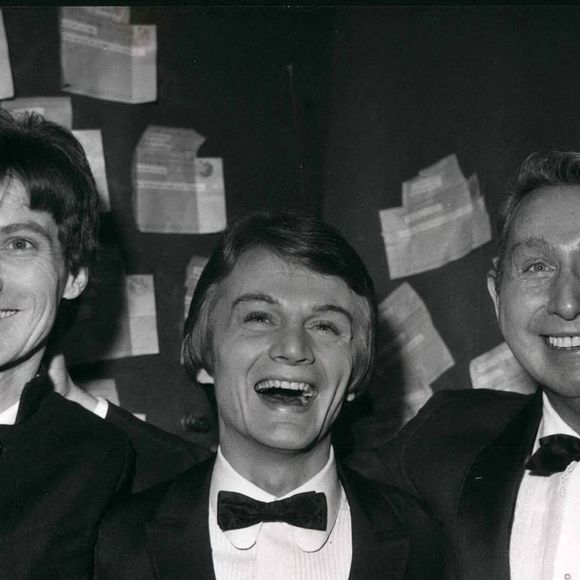 Dec. 12, 1966. Claude François (au centre) dans sa loge entre Charles Trenet (à droite) et Hugues Auffray. Photo par Keystone Press Agency/Keystone USA via ZUMAPRESS.com /ABACAPRESS.COM