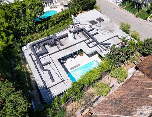 Los Angeles, CA - EXCLUSIF - Vue générale de la maison de la star de Friends, Matthew Perry, à West Hollywood. Mathew a acheté sa maison le 31 mai 2023, pour 995 000 euros, avec 3 chambres, 4 salles de bain et 2 566 pieds carrés.



Sur la photo : Matthew Perry