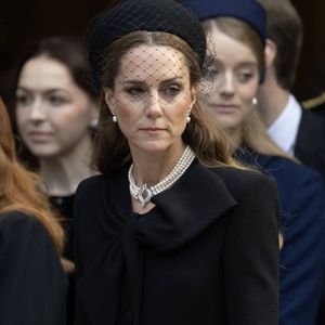 Kate Middleton se trouvait aux côtés du prince William et du roi Charles III.

La famille royale durant les obsèques de la duchesse de Kent dans la cathédrale de Westminster à Londres le 16 septembre 2025. © Dana Press / Bestimage