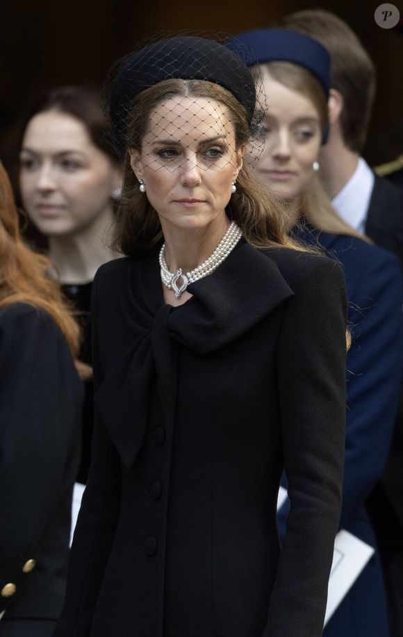 Kate Middleton se trouvait aux côtés du prince William et du roi Charles III.

La famille royale durant les obsèques de la duchesse de Kent dans la cathédrale de Westminster à Londres le 16 septembre 2025. © Dana Press / Bestimage